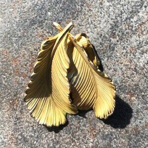 Vintage 1950s Gold Tone Etched Leaf Earrings Clip Back